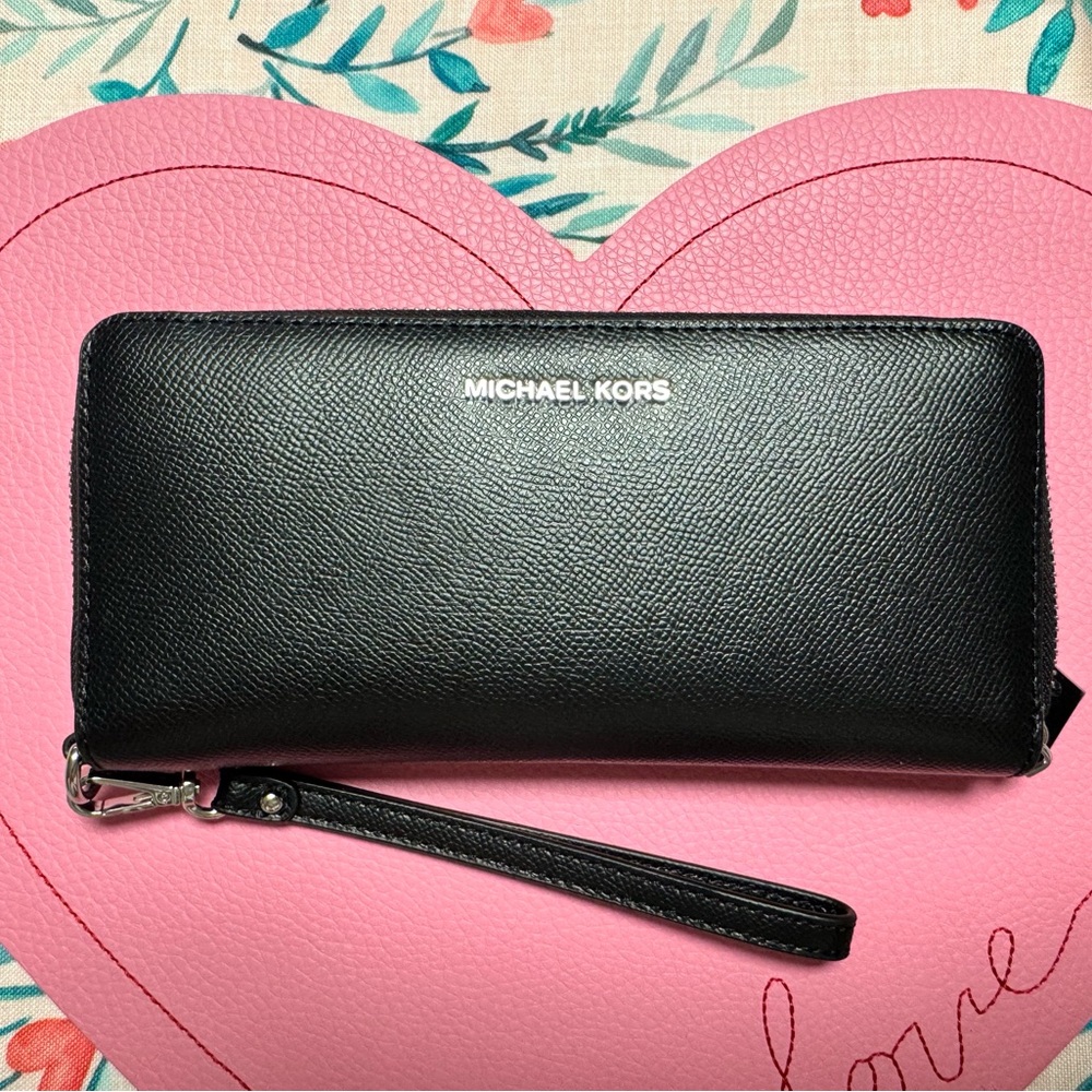 MK jet set  wallet like new.